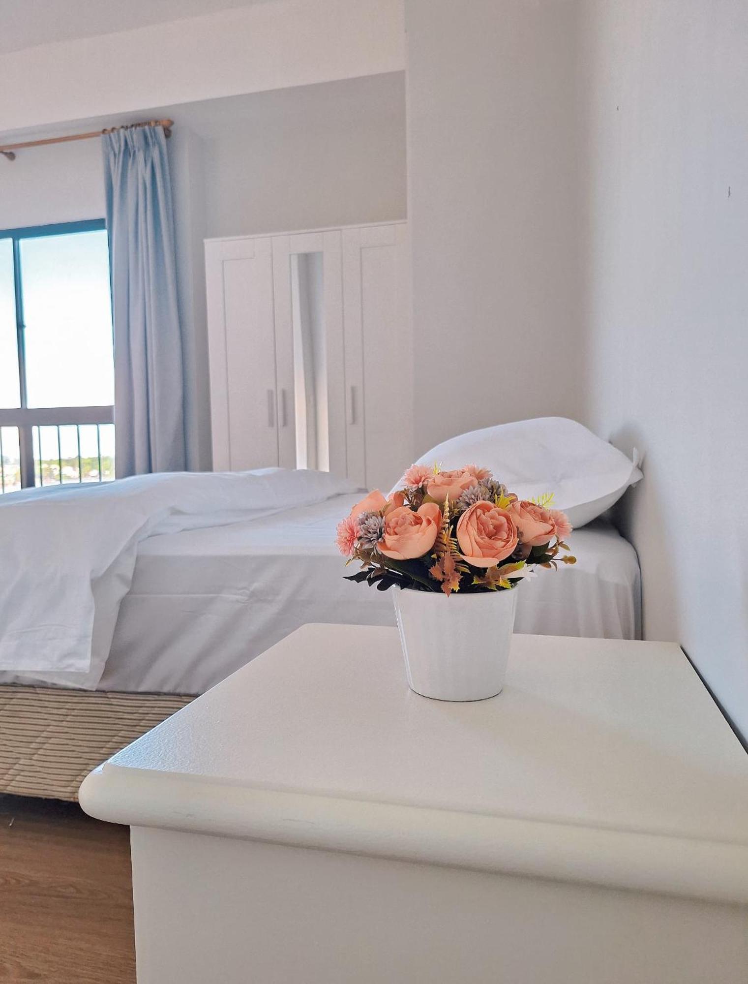 Cozzzy Hut Riverbank Suites Kuching With Spectacular River View Exterior photo