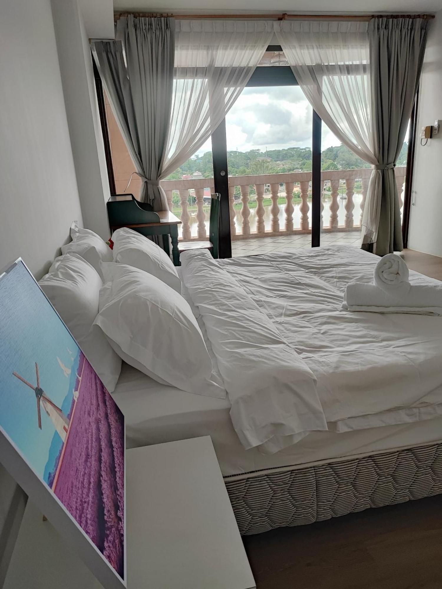 Cozzzy Hut Riverbank Suites Kuching With Spectacular River View Exterior photo